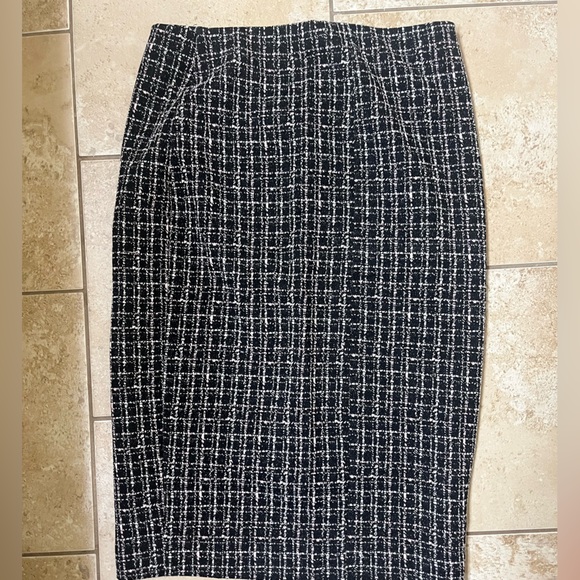 Elegant Black and White Tweed Skirt - Picture 1 of 2